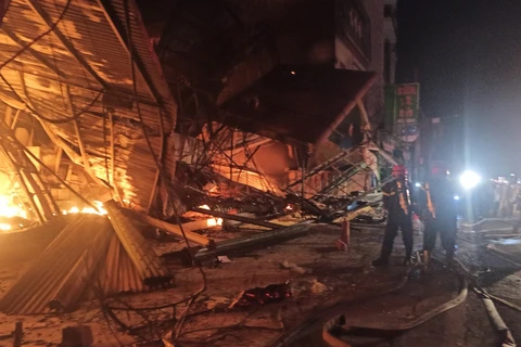 Long An: Cháy lớn tại kho chứa phế liệu trong đêm