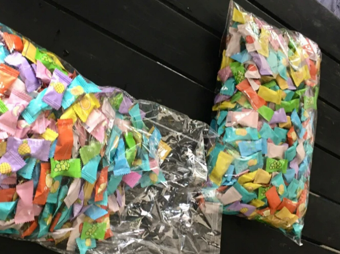 Ăn kẹo không rõ nguồn gốc ở cổng trường, 15 học sinh bị ngộ độc