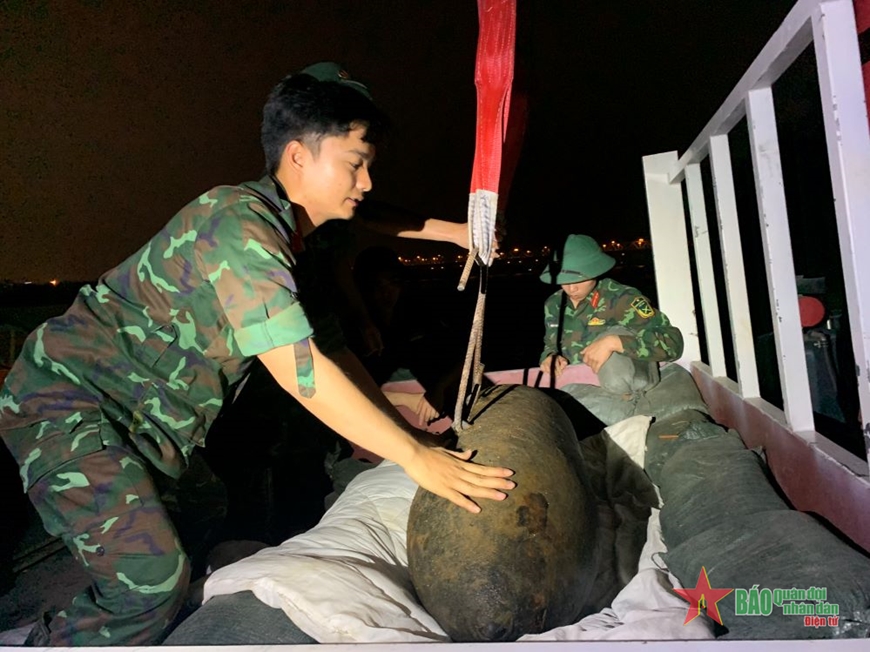 Hà Nội: Trục vớt quả bom nặng 320kg được phát hiện trên địa bàn quận Long Biên