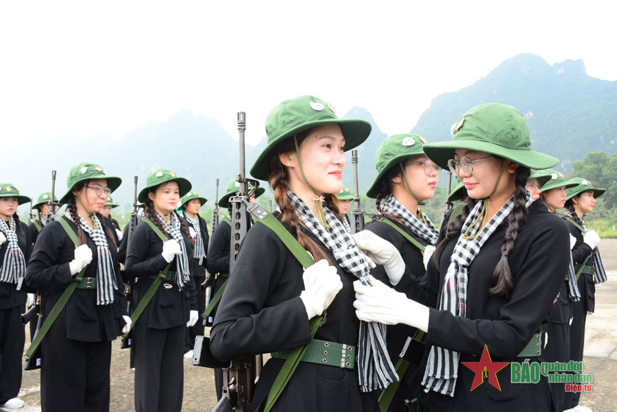 Những “bóng hồng” vượt nắng luyện tập diễu binh