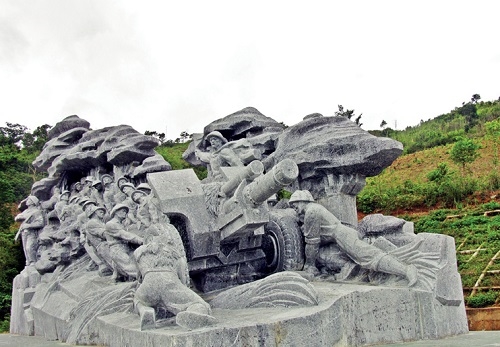 Anh hùng Tô Vĩnh Diện chèn lưng cứu pháo