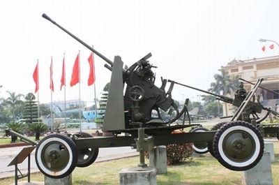 Anh hùng Tô Vĩnh Diện chèn lưng cứu pháo