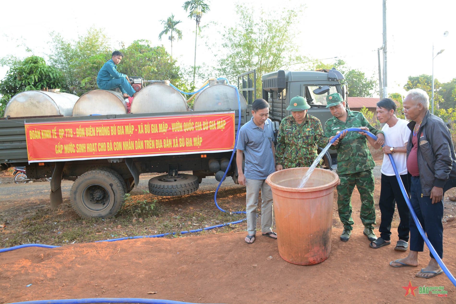 Đoàn Kinh tế - Quốc phòng 778 (Quân khu 7) phối hợp cấp nước miễn phí cho người dân vùng hạn tại Bình Phước