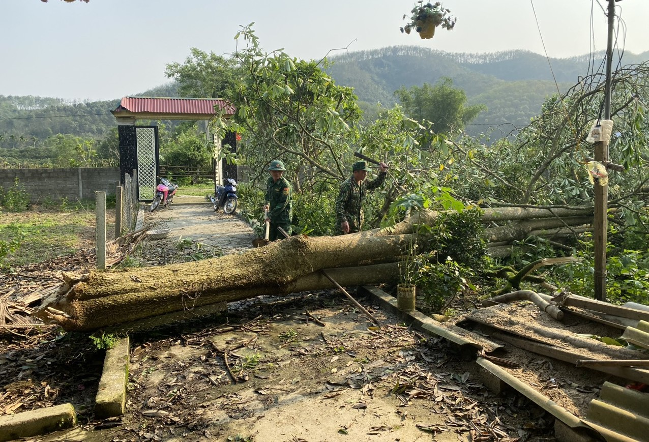 Bộ đội Biên phòng Nghệ An giúp dân khắc phục hậu quả lốc xoáy
