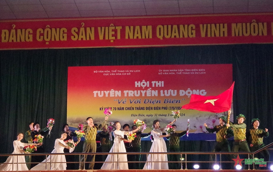 Các đoàn tuyên truyền lưu động toàn quốc biểu diễn tại Trung đoàn 82, Sư đoàn 355