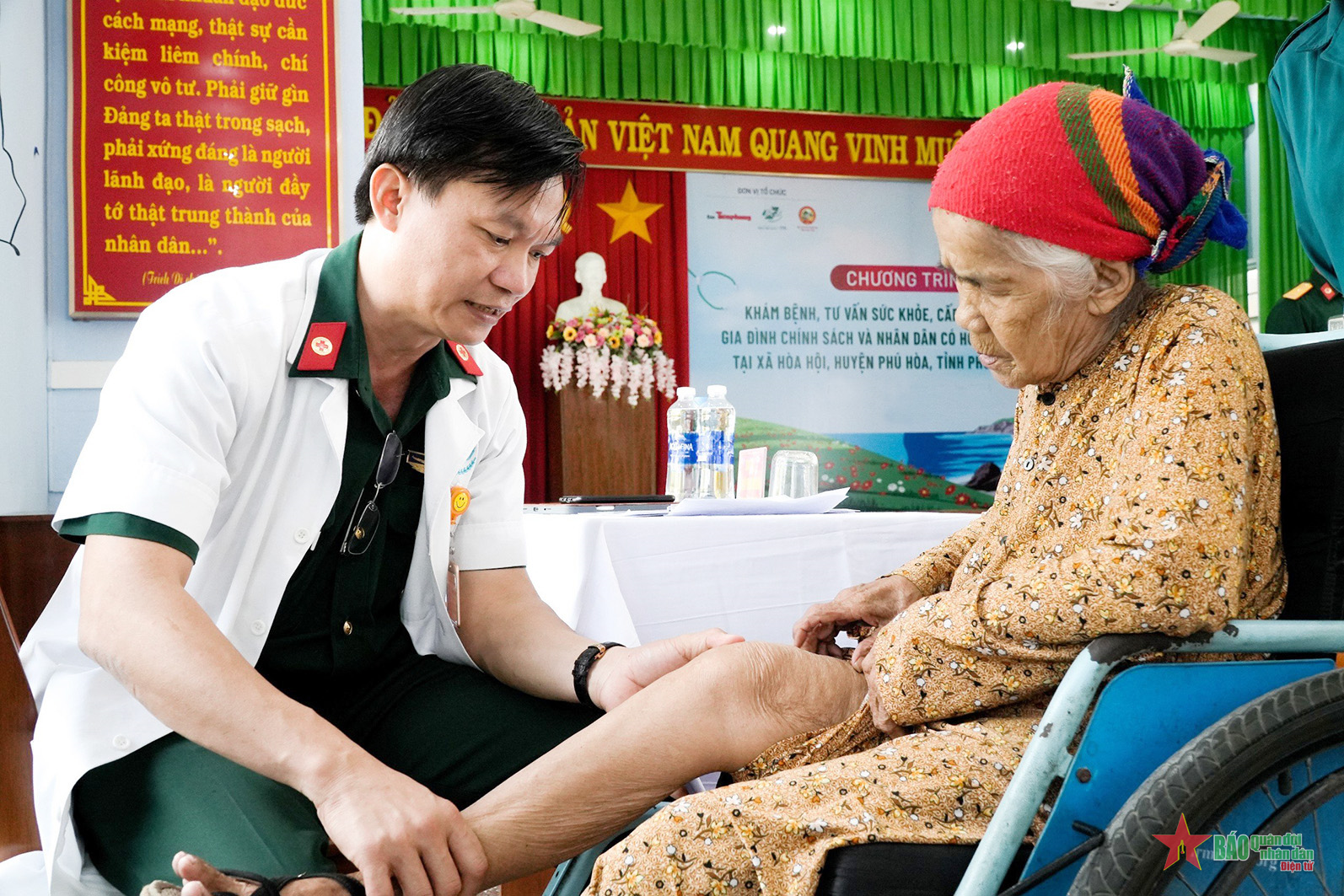 Nghĩa tình thầy thuốc Bộ đội Cụ Hồ với người nghèo Phú Yên