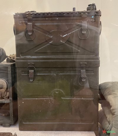 View - 	Chiếc máy vô tuyến điện cùng Anh hùng Chu Văn Mùi lập công trên đồi A1