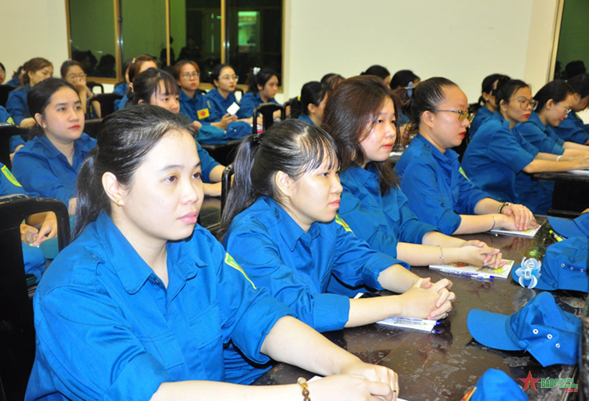 Bộ tư lệnh Thành phố Hồ Chí Minh huấn luyện đại đội dân quân trinh sát nữ