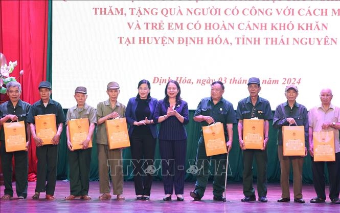 Quyền Chủ tịch nước Võ Thị Ánh Xuân thăm, tặng quà người có công và trẻ em tại Thái Nguyên