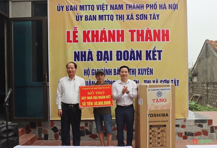 Trao hỗ trợ xây, sửa nhà cho các hộ nghèo, cận nghèo trên địa bàn thị xã Sơn Tây