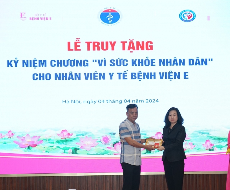 Truy tặng kỷ niệm chương cho nữ hộ sinh hiến đa tạng cứu sống 4 người