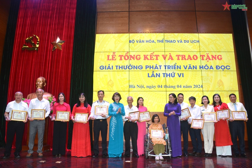30 tập thể và cá nhân được trao Giải thưởng Phát triển văn hóa đọc lần thứ VI
