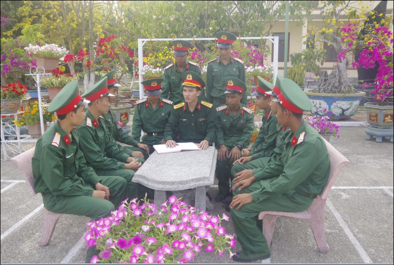 Gần gũi, sẻ chia với bộ đội