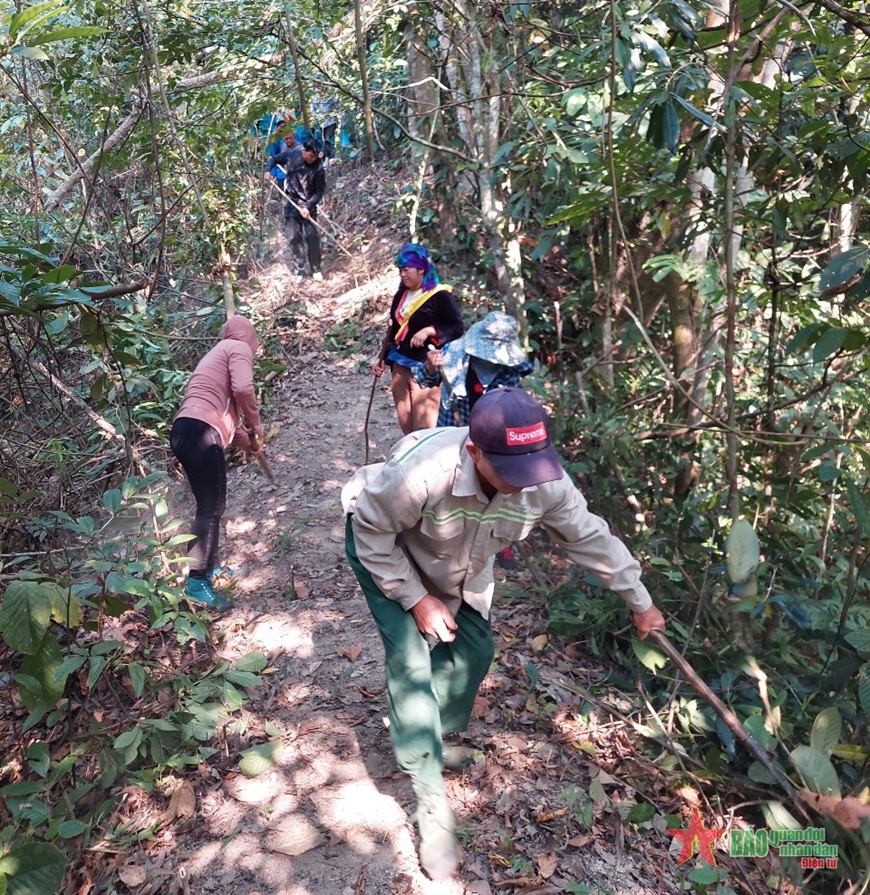 Gần 700 cán bộ, chiến sĩ lực lượng vũ trang và nhân dân chữa cháy rừng Điện Biên