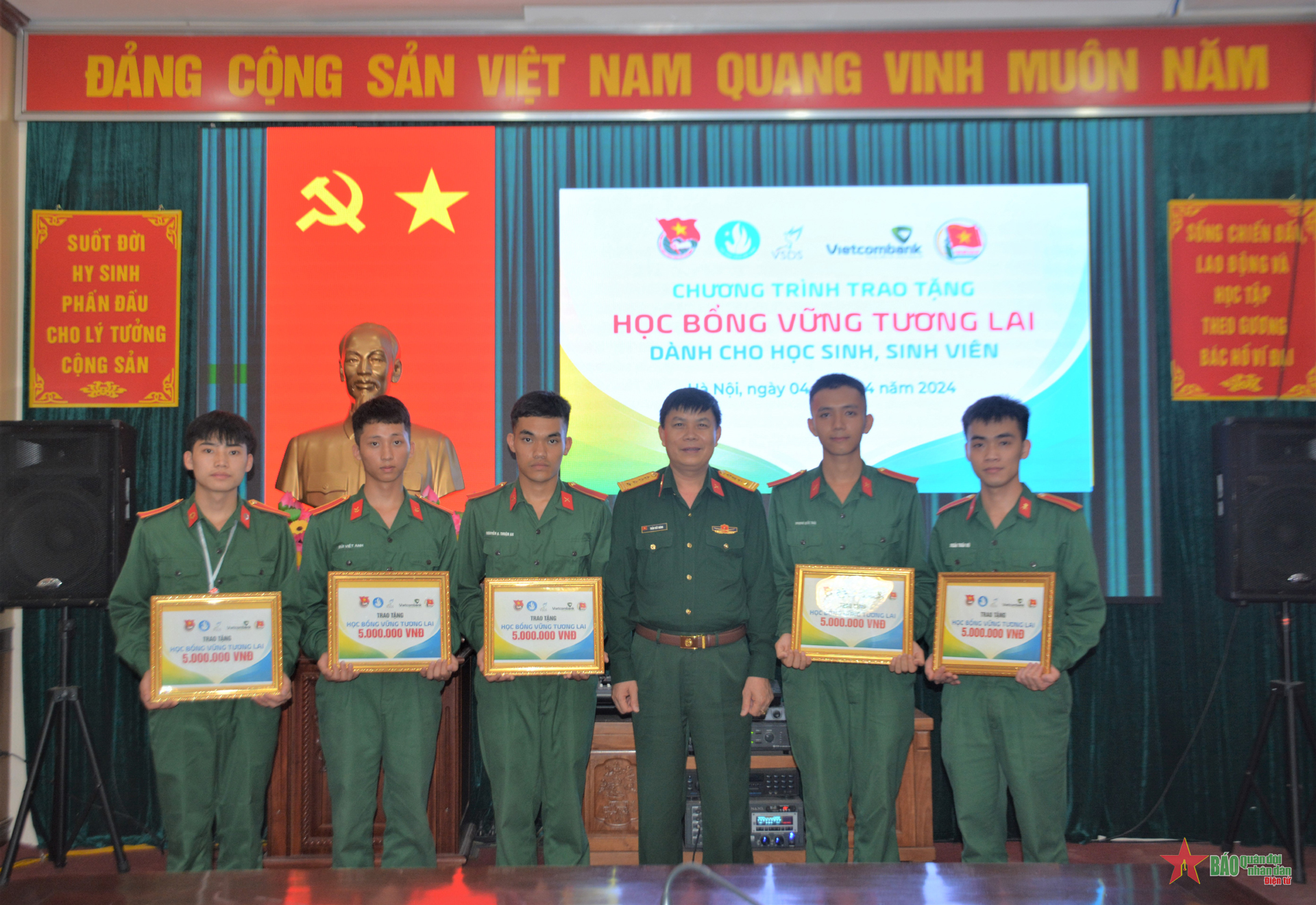 Trao Học bổng “Vững tương lai” tặng các học viên trong Quân đội
