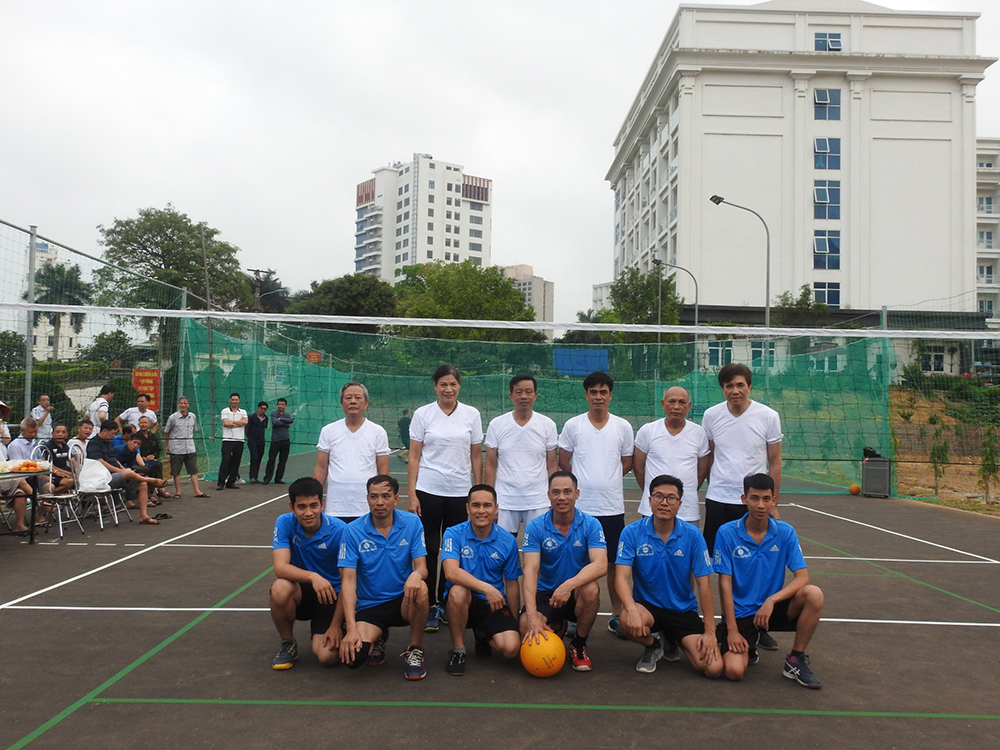 Đoàn An điều dưỡng 22 Hạ Long và Đoàn cán bộ hưu trí Bộ tư lệnh Thủ đô Hà Nội giao hữu bóng chuyền