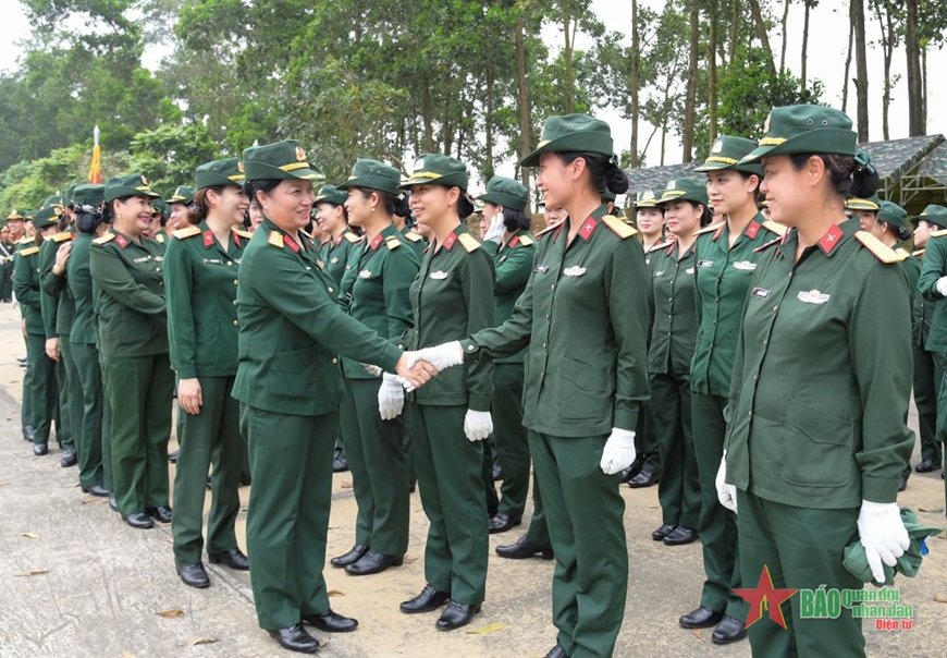 Phụ nữ Quân khu 1 thăm, động viên các khối tham gia diễu binh, diễu hành Chiến thắng Điện Biên Phủ