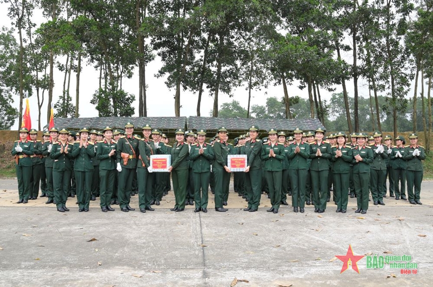 Phụ nữ Quân khu 1 thăm, động viên các khối tham gia diễu binh, diễu hành Chiến thắng Điện Biên Phủ
