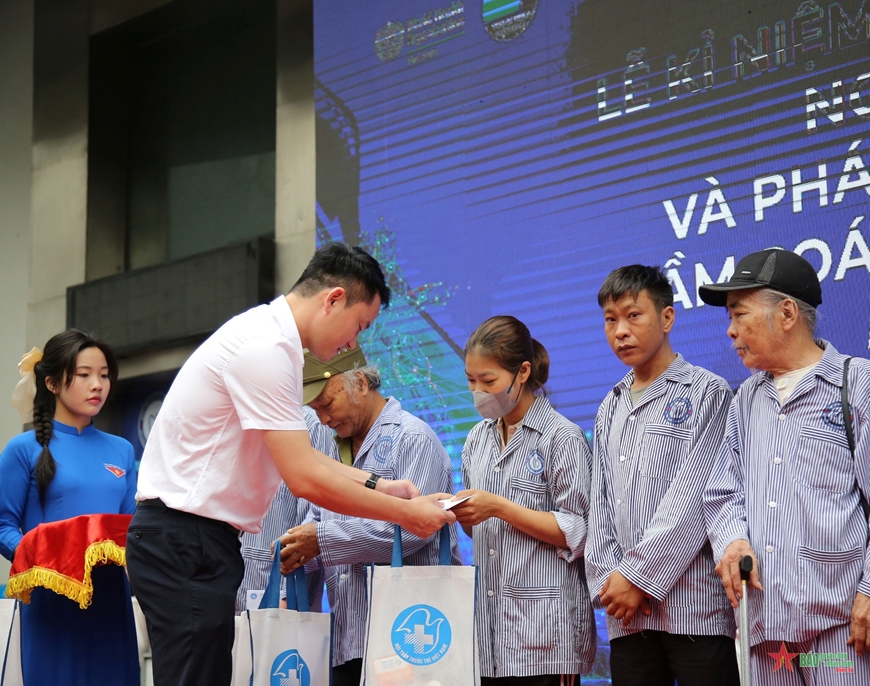 Hơn 1.000 người dân được khám sàng lọc bệnh tim mạch - thận