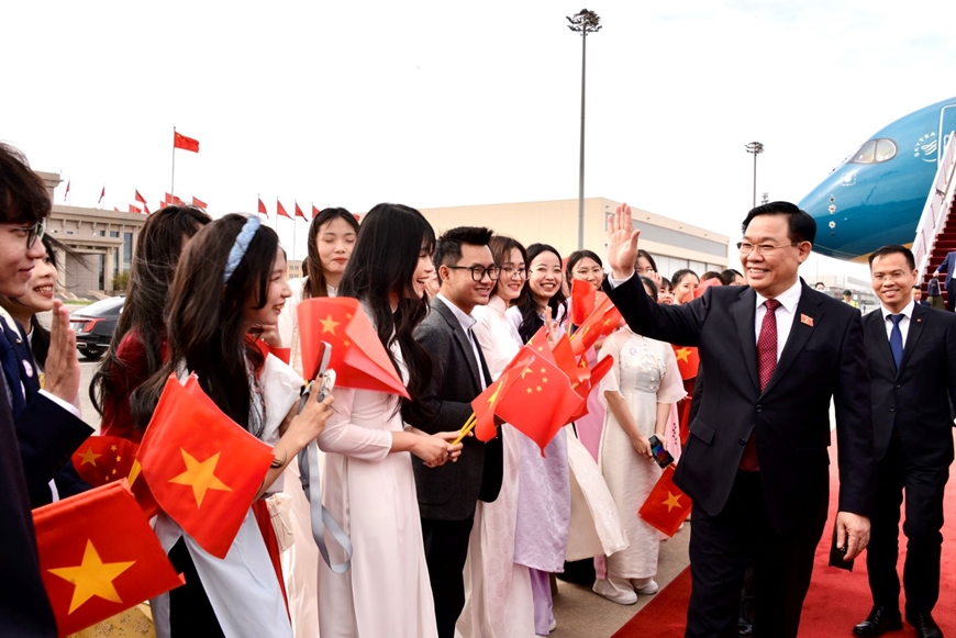 Chủ tịch Quốc hội Vương Đình Huệ đến Bắc Kinh, bắt đầu thăm chính thức nước Cộng hòa nhân dân Trung Hoa