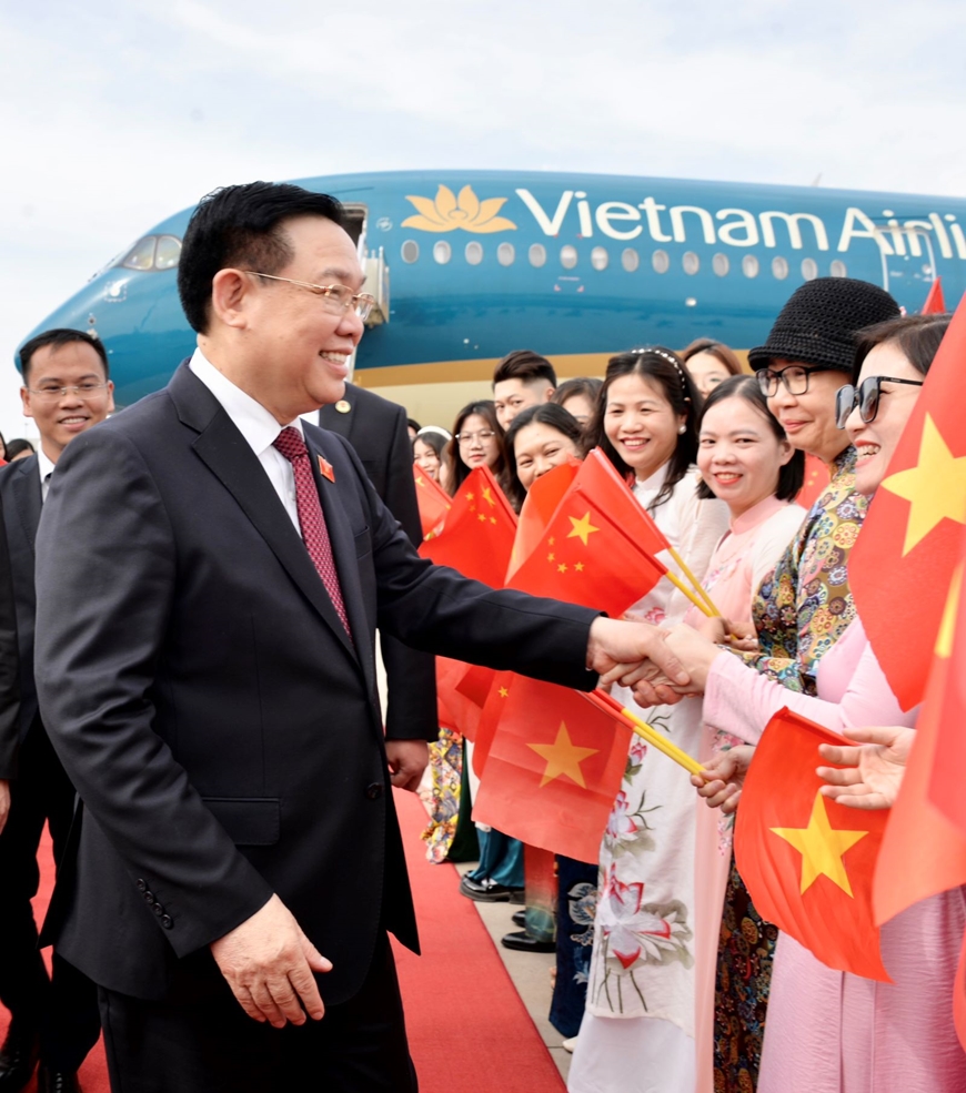 Chủ tịch Quốc hội Vương Đình Huệ đến Bắc Kinh, bắt đầu thăm chính thức nước Cộng hòa nhân dân Trung Hoa