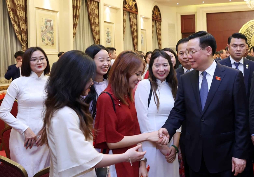 Chủ tịch Quốc hội Vương Đình Huệ gặp mặt cộng đồng người Việt Nam tại Trung Quốc