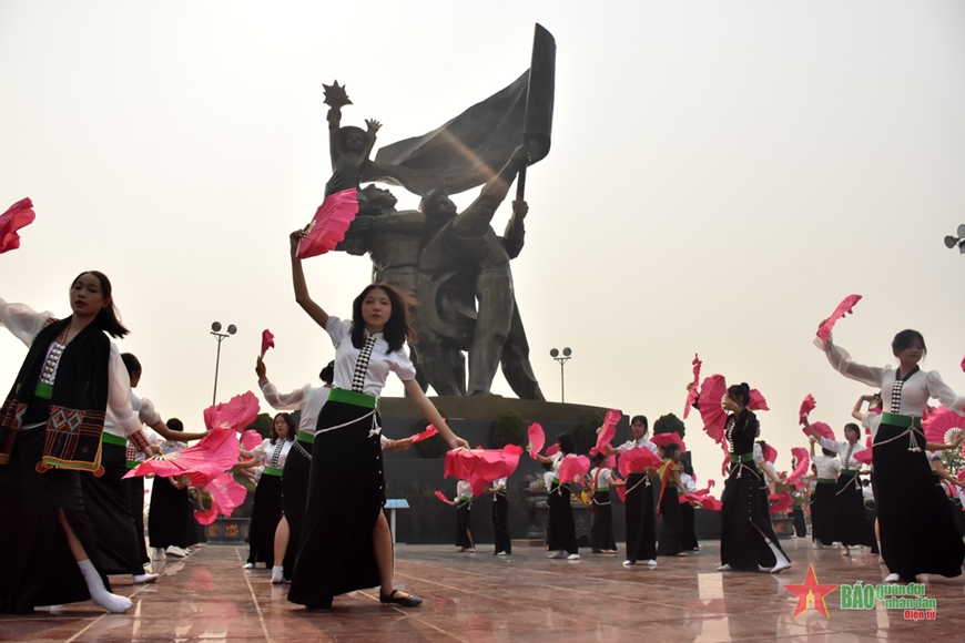 Điện Biên: 2.200 học sinh, sinh viên công diễn dân vũ, điệu nhảy đường phố