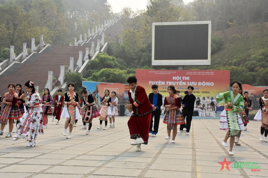 Điện Biên: 2.200 học sinh, sinh viên công diễn dân vũ, điệu nhảy đường phố