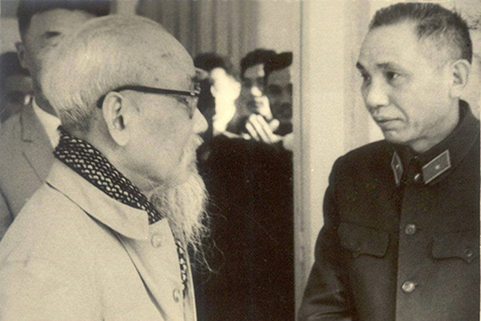 Thượng tướng Phạm Ngọc Mậu - Chính ủy Đại đoàn Công pháo 351 kiêm Chính ủy Bộ Chỉ huy kéo pháo Mặt trận Điện Biên Phủ