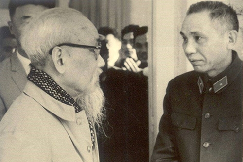 Thượng tướng Phạm Ngọc Mậu - Chính ủy Đại đoàn Công pháo 351 kiêm Chính ủy Bộ Chỉ huy kéo pháo Mặt trận Điện Biên Phủ