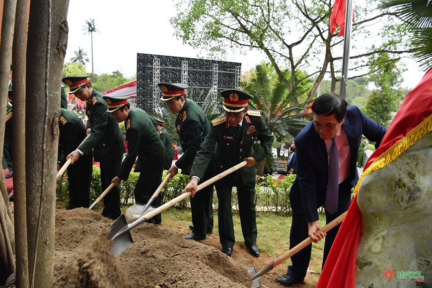 Lễ khánh thành Bức phù điêu “Bác Hồ nói chuyện với cán bộ, chiến sĩ Đại đoàn Quân Tiên Phong”