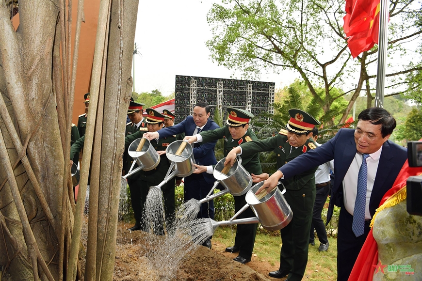 Lễ khánh thành Bức phù điêu “Bác Hồ nói chuyện với cán bộ, chiến sĩ Đại đoàn Quân Tiên Phong”