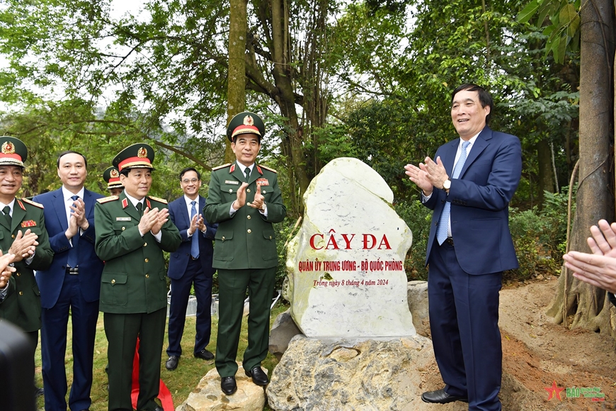 Lễ khánh thành Bức phù điêu “Bác Hồ nói chuyện với cán bộ, chiến sĩ Đại đoàn Quân Tiên Phong”