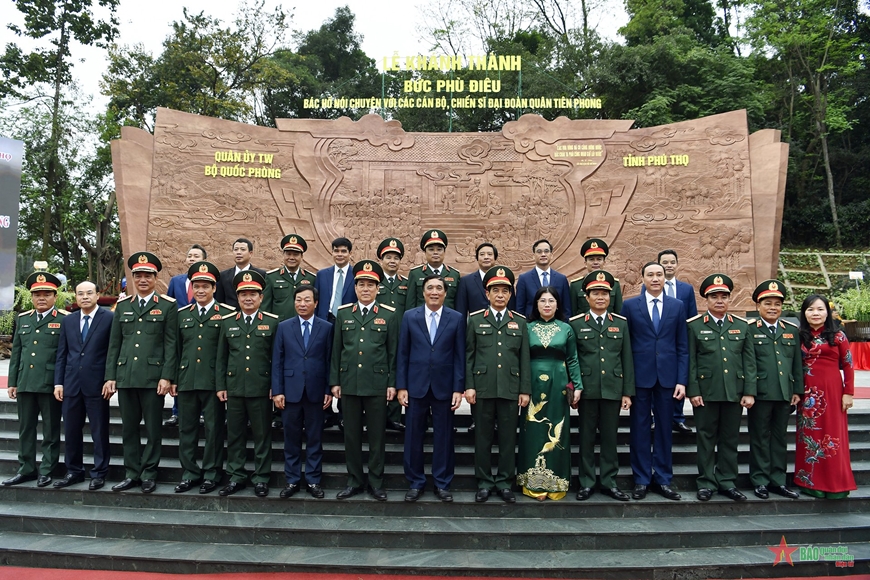 Lễ khánh thành Bức phù điêu “Bác Hồ nói chuyện với cán bộ, chiến sĩ Đại đoàn Quân Tiên Phong”