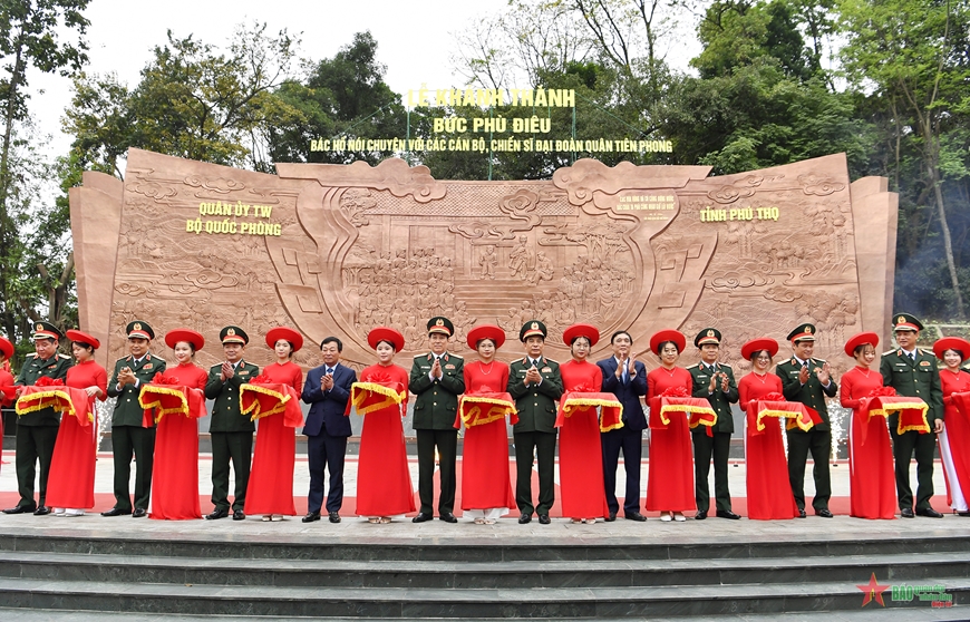 Lễ khánh thành Bức phù điêu “Bác Hồ nói chuyện với cán bộ, chiến sĩ Đại đoàn Quân Tiên Phong”