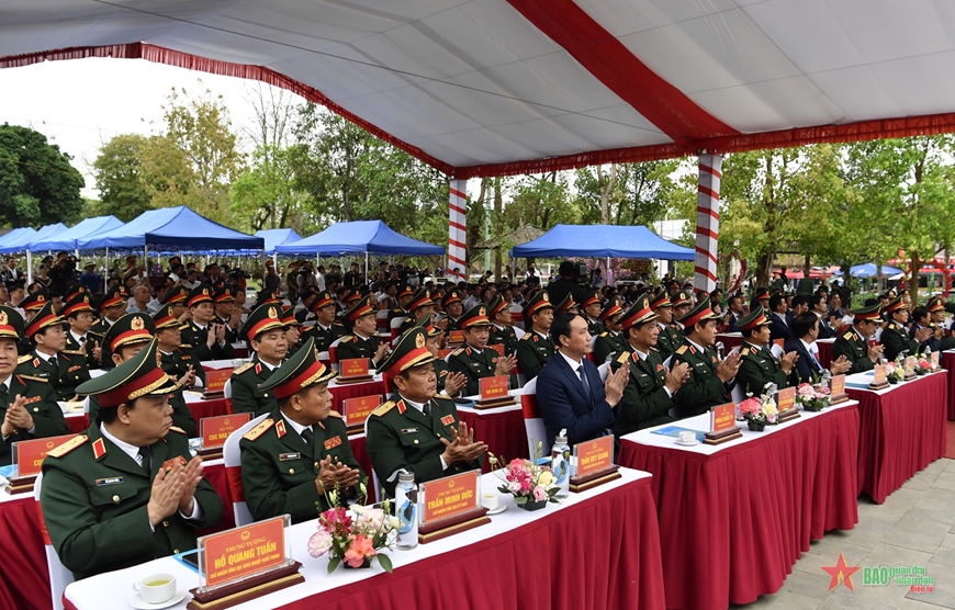 Lễ khánh thành Bức phù điêu “Bác Hồ nói chuyện với cán bộ, chiến sĩ Đại đoàn Quân Tiên Phong”