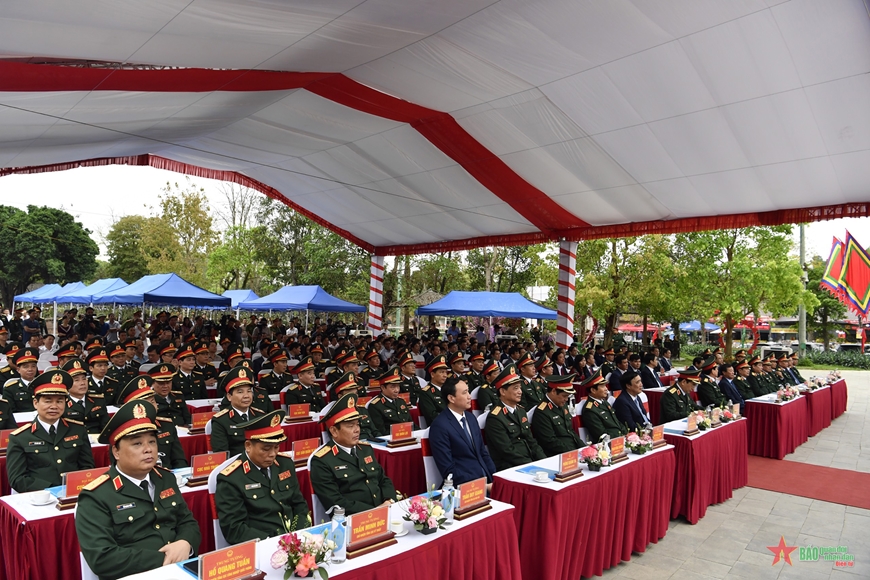 Lễ khánh thành Bức phù điêu “Bác Hồ nói chuyện với cán bộ, chiến sĩ Đại đoàn Quân Tiên Phong”