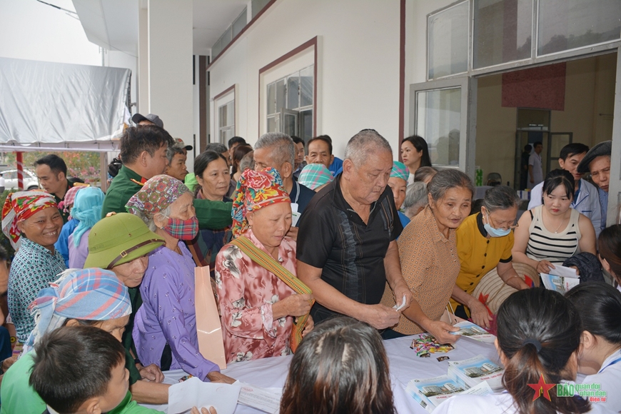 Khám bệnh, cấp thuốc miễn phí cho nhân dân vùng biên giới Bát Xát, Lào Cai