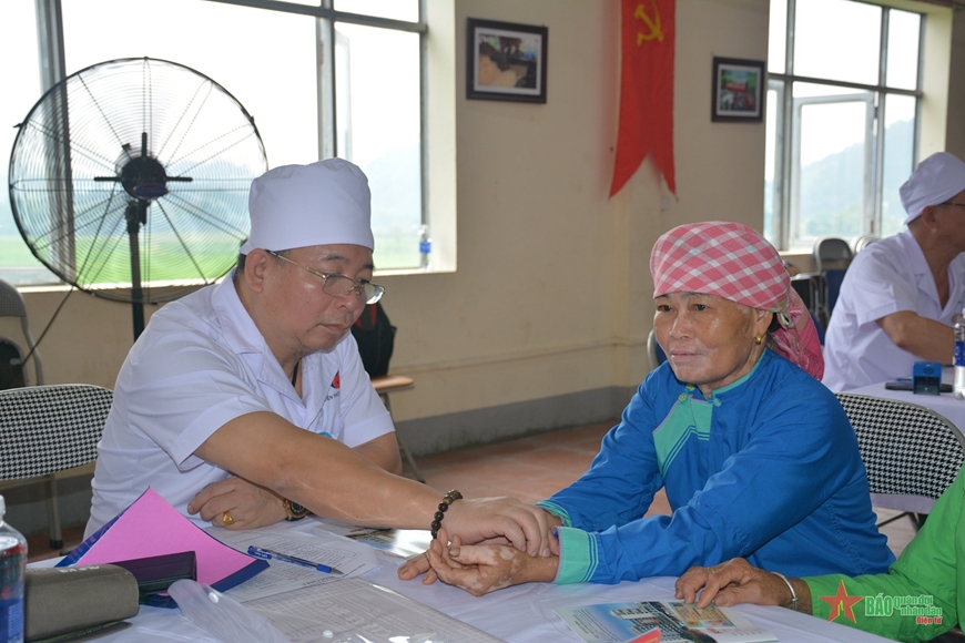Khám bệnh, cấp thuốc miễn phí cho nhân dân vùng biên giới Bát Xát, Lào Cai