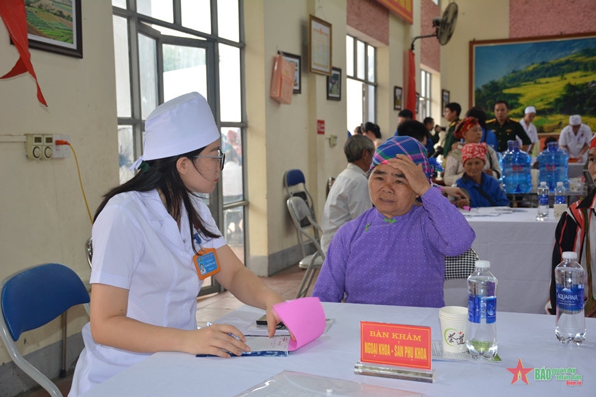 Khám bệnh, cấp thuốc miễn phí cho nhân dân vùng biên giới Bát Xát, Lào Cai