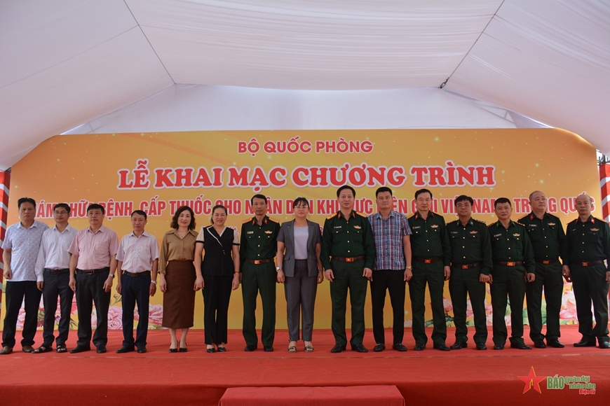 Khám bệnh, cấp thuốc miễn phí cho nhân dân vùng biên giới Bát Xát, Lào Cai