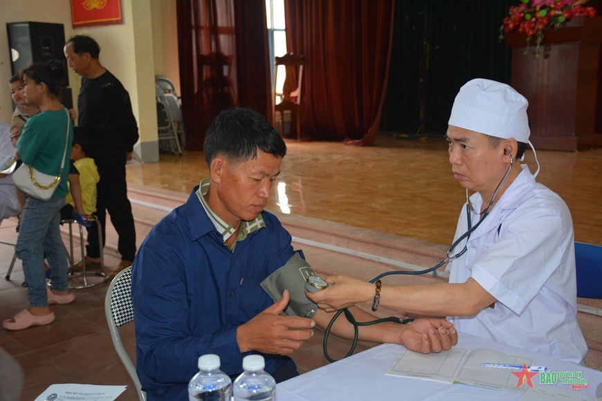 Khám bệnh, cấp thuốc miễn phí cho nhân dân vùng biên giới Bát Xát, Lào Cai