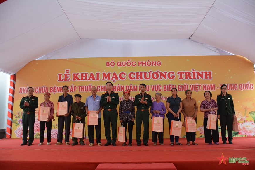 Khám bệnh, cấp thuốc miễn phí cho nhân dân vùng biên giới Bát Xát, Lào Cai