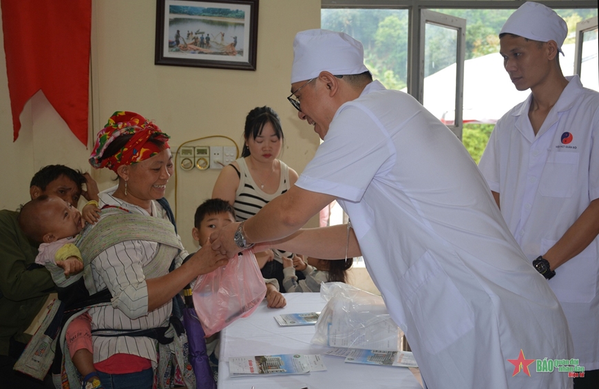 Khám bệnh, cấp thuốc miễn phí cho nhân dân vùng biên giới Bát Xát, Lào Cai