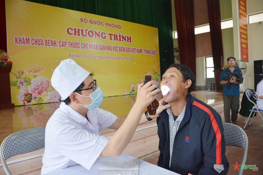 Khám bệnh, cấp thuốc miễn phí cho nhân dân vùng biên giới Bát Xát, Lào Cai