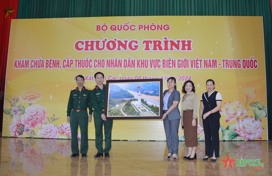 Khám bệnh, cấp thuốc miễn phí cho nhân dân vùng biên giới Bát Xát, Lào Cai
