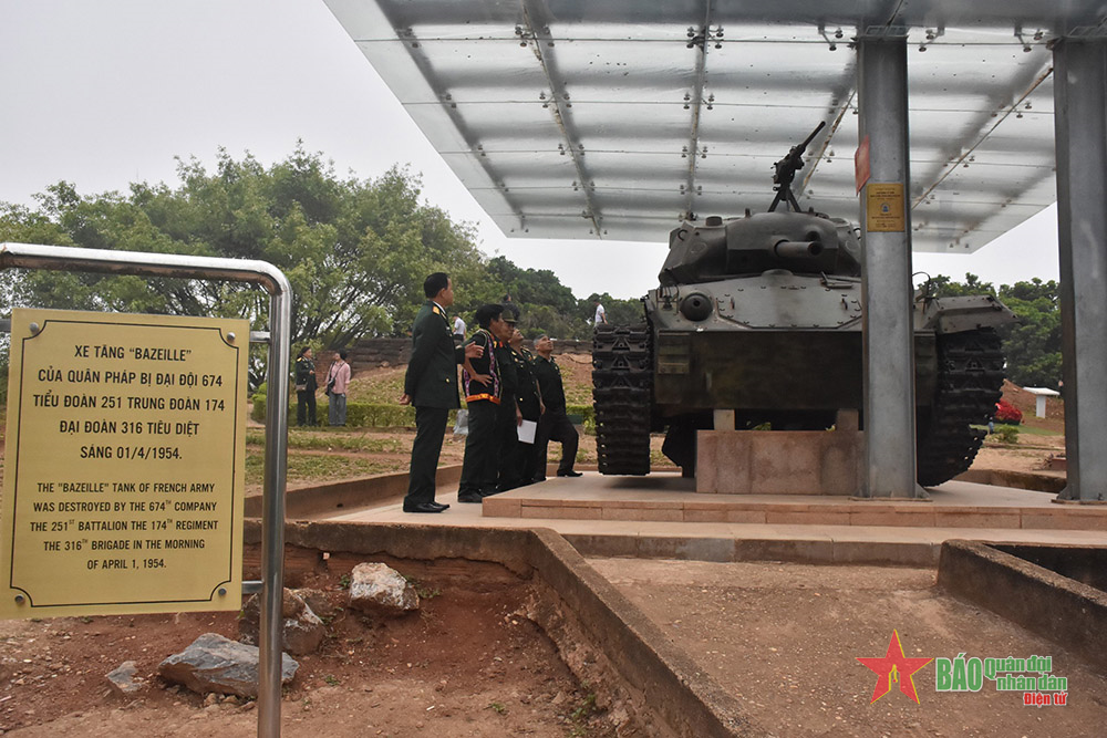 Chiếc xe tăng địch bị bắn cháy trên đồi A1