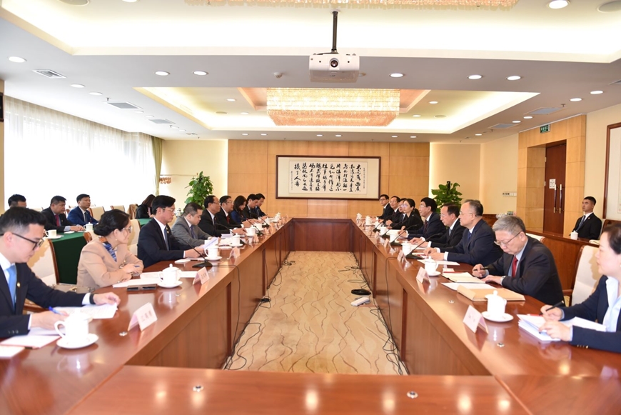 View - 	Đồng chí Trần Quang Phương làm việc với Nhóm Nghị sĩ hữu nghị TQ-VN