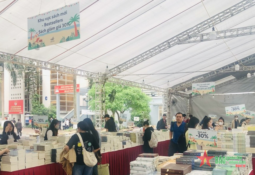 Lần đầu tiên, Hội sách Nhã Nam Chào hè có mặt ở cả hai miền Nam Bắc