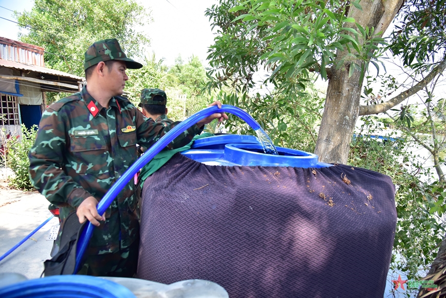 Bộ đội Quân khu 9 giải “cơn khát” cho người dân Cà Mau